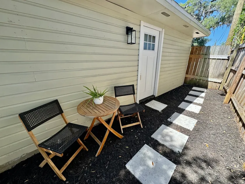 Private Guesthouse near downtown & Airport - Image 1