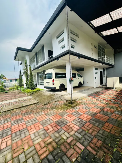 Modern, spacious, safe and quiet house - Image 1