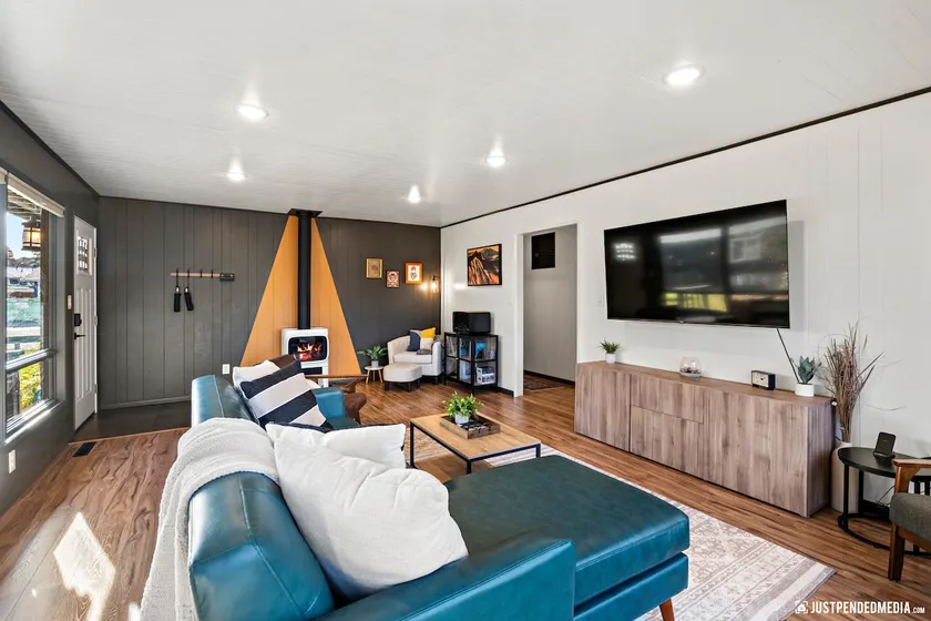 Mid-Century Hideaway Near Downtown Anchorage - Image 1