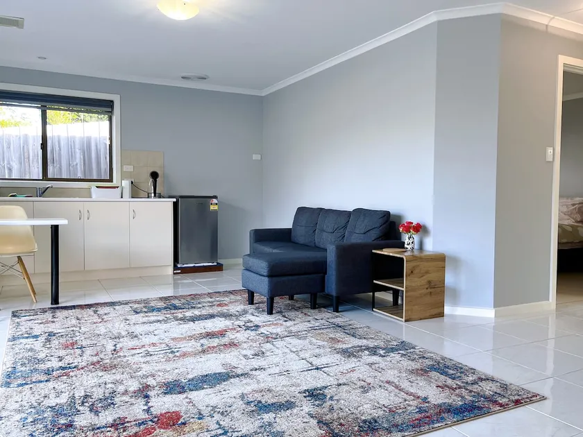 Private guest suite & amenities - Image 1