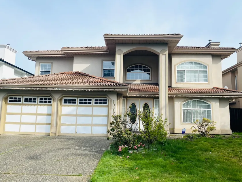 Entire private floor, 3 bedrooms + 2 living rooms - Image 1