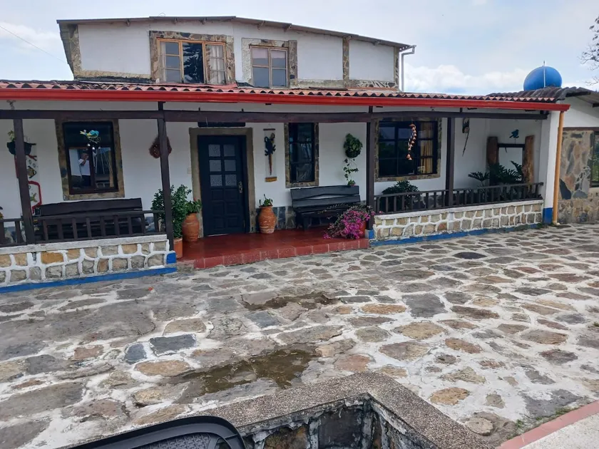 Complete country house, close to Bogota, for a family - Image 1