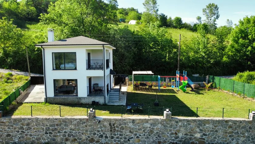 Villa with a fireplace and garden overlooking the Küre Mountains - Image 1