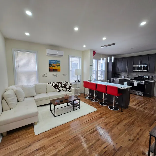 OoohLaLa! 2 Beds and 2 Full Baths w/Free Parking - Image 1