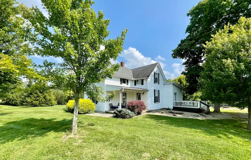 Charming farmhouse near Brookville lake - Image 1