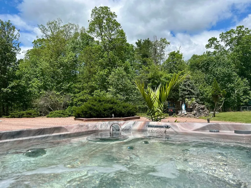 Retreat Home 2 Acre Yard, Tennis&Patio/Hot Tub - Image 1