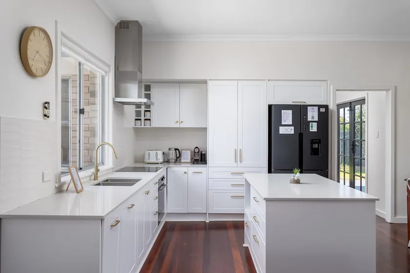 Charming Large Home: Modern Comfort and Convenience - Image 1