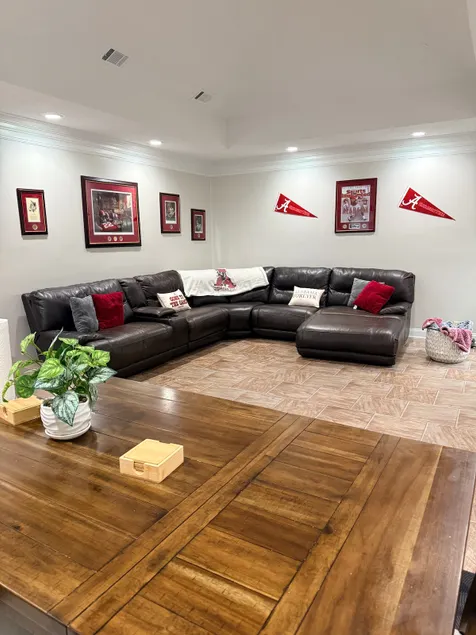 Spacious Crimson 4BR Oasis - Image 1