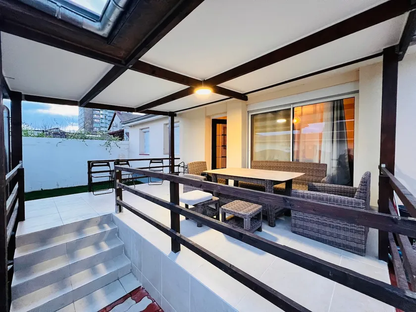Exceptional villa near Paris: terrace & garden - Image 1