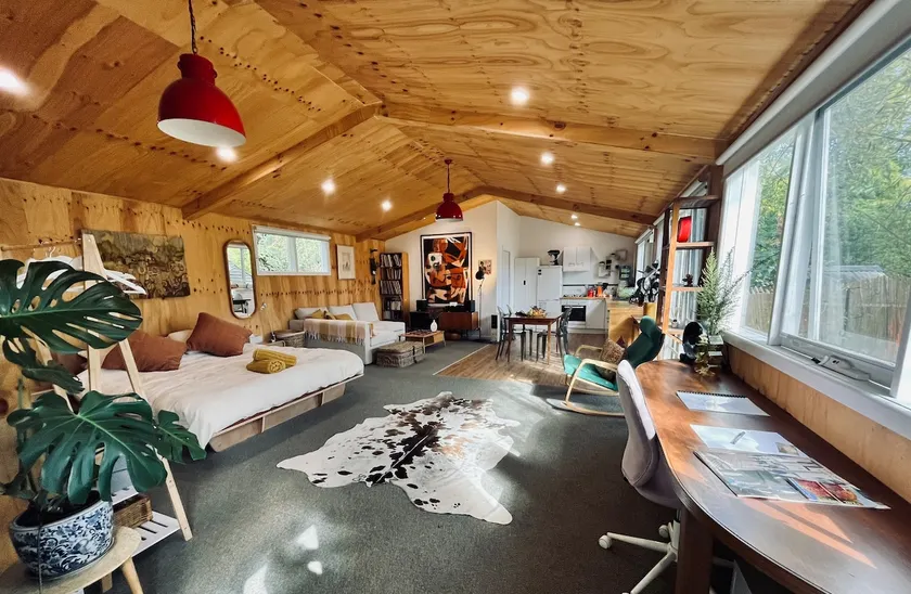 Stylish Spacious Studio-3 min walk (town/lake) - Image 1