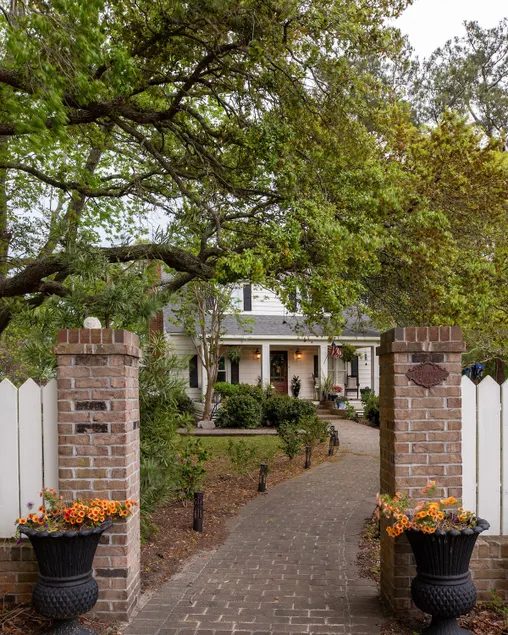 Salty Oak Cottage 1 mile from downtown Swansboro - Image 1