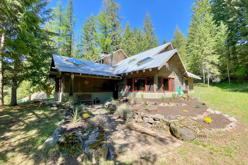 Woodland 3BR with hot tub, patios & fireplaces - Image 1