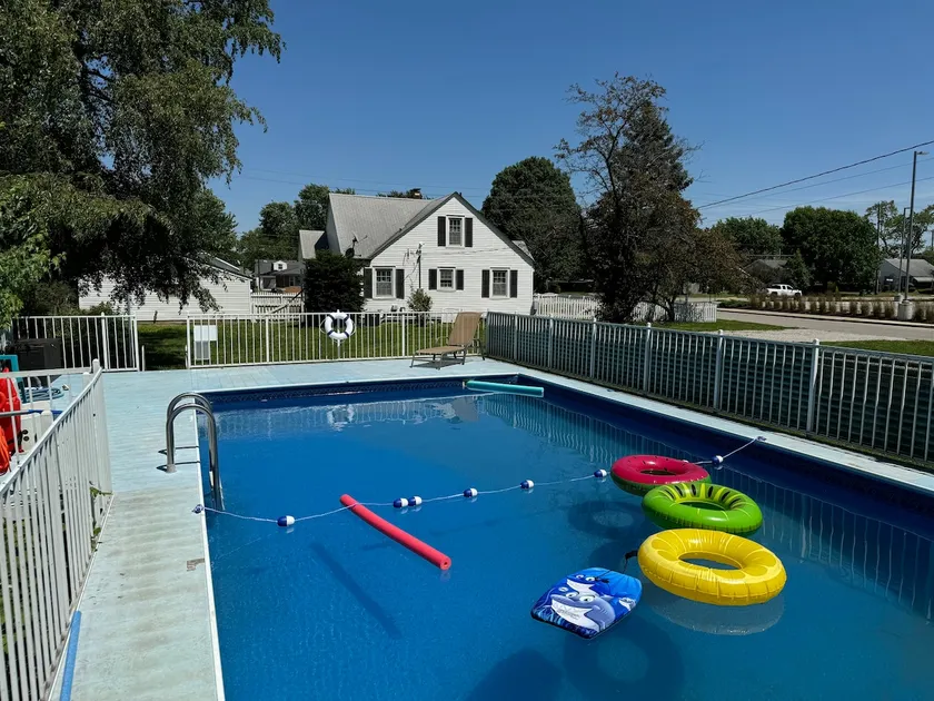 Entire house in Speedway! Pool~Big Yard~King Beds - Image 1