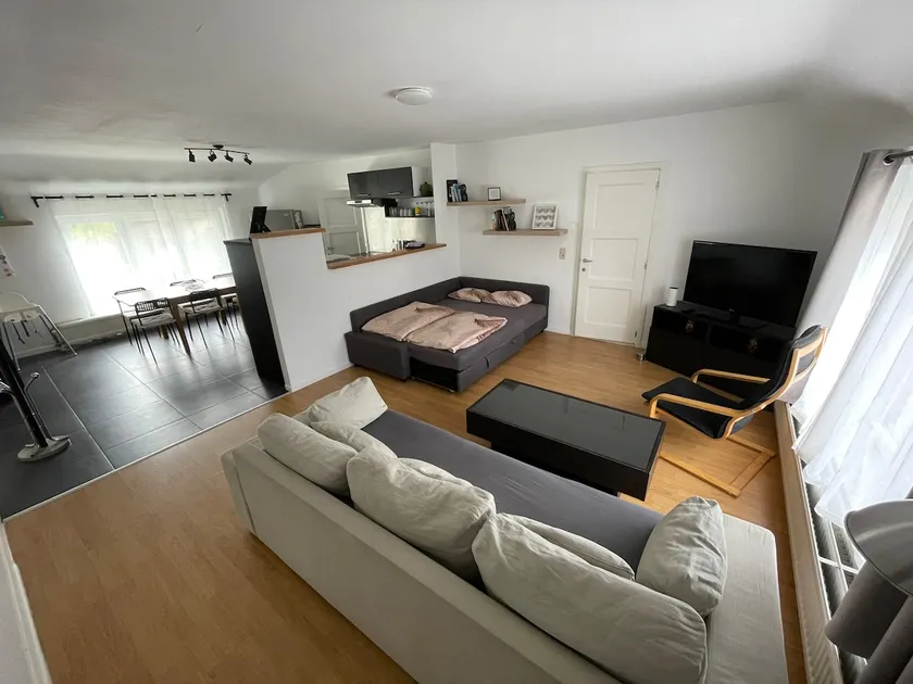 Large 24/7 secure country flat, central hub - Image 1