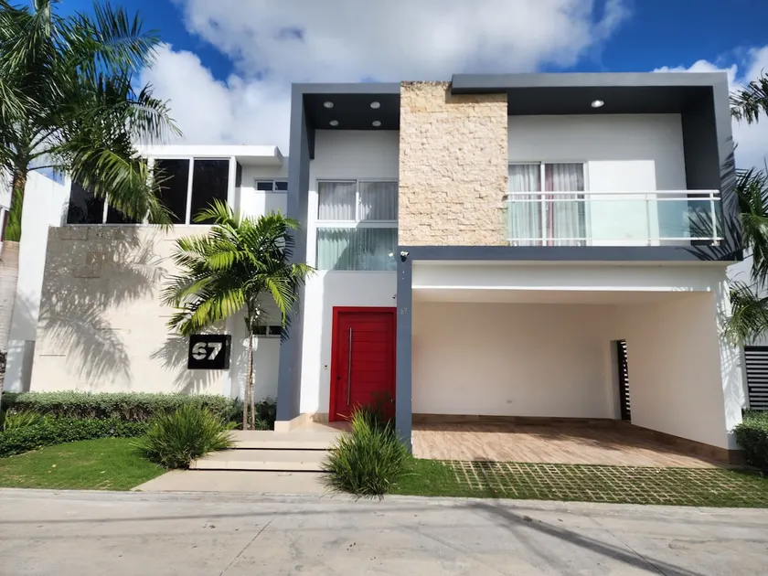 Beautiful villa with pool in a gated community - Image 1