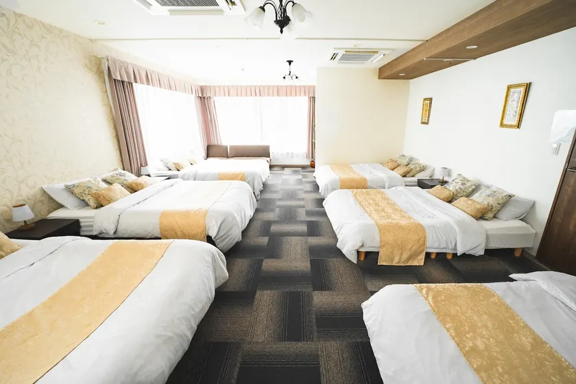 Accommodates up to 13 guests, 20% discount for longer stays. It's near Ozone station. Only 12 minutes to Nagoya Dome. - Image 1