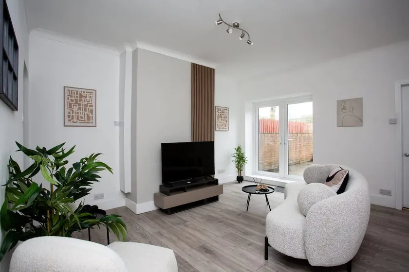 Vacant Nests The Attwood Smart Tv WIFI - Image 1