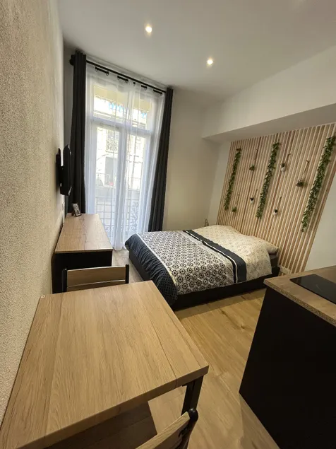 Renovated studio with balcony facing the train station, very central - Image 1