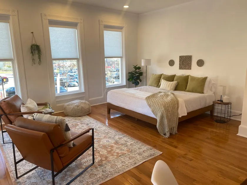 Trendy loft in Franklin - Image 1