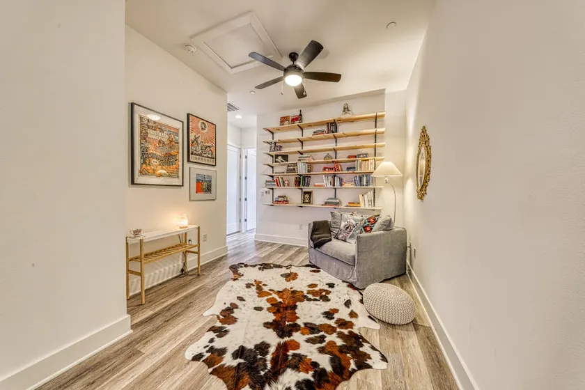 Dog-Friendly 2BR Near UT & Q2 | Free Parking - Image 1