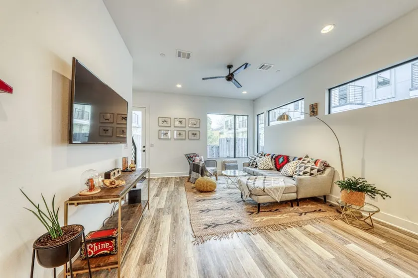 Dog-Friendly 2BR Near UT & Q2 | Free Parking - Image 1