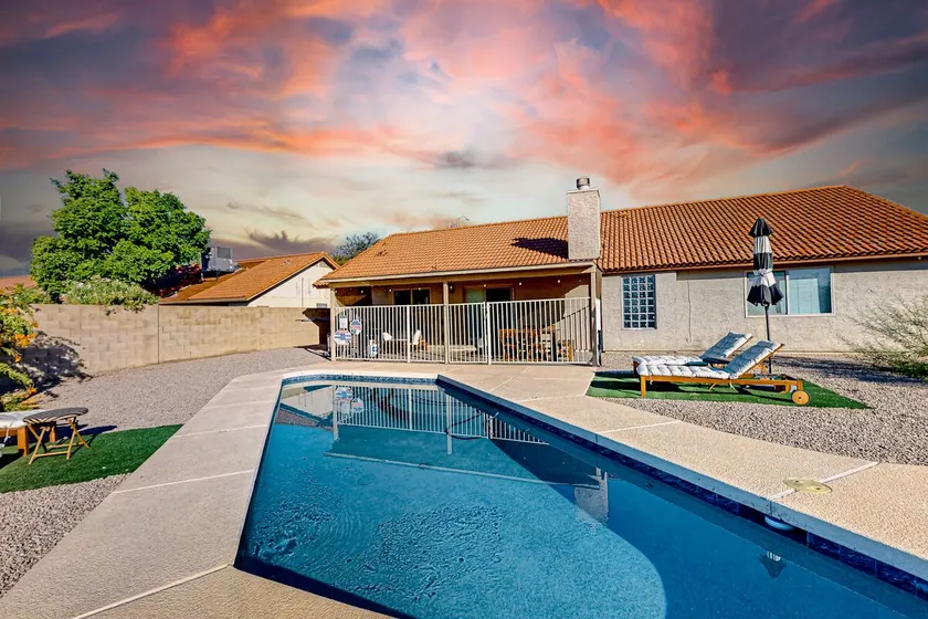 4BR sunlit oasis w/ private pool, patio, & firepit - Image 1
