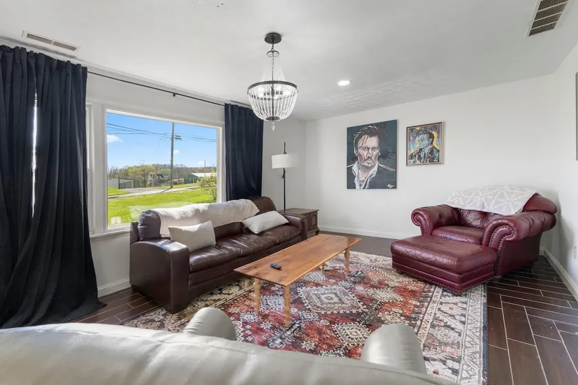 Contemporary Oasis: 2BR 2 BA APT - Image 1