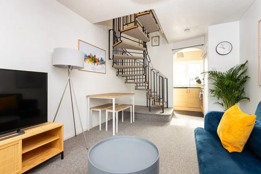 Beautiful House by Station with Private Parking - Image 1