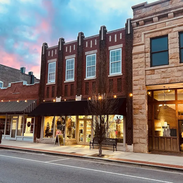 Unbeatable Charm & Convenience On The Square! - Image 1