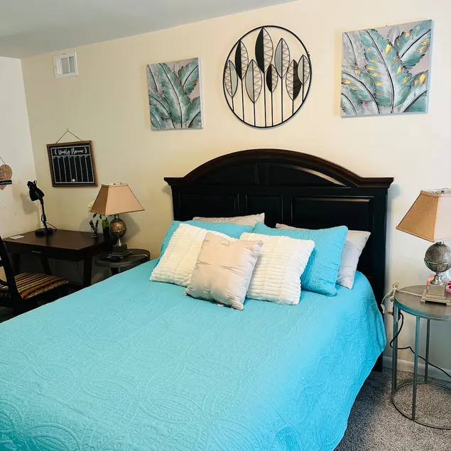 Cozy Condo 2 on Cadillac 3 bedroom, 5 beds - Image 1