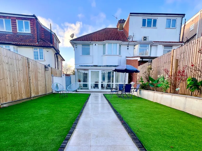 4Bed House with parking and GYM /London/Edgware - Image 1
