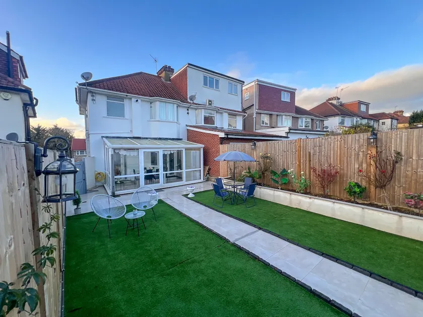 4Bed House with parking and GYM /London/Edgware - Image 1
