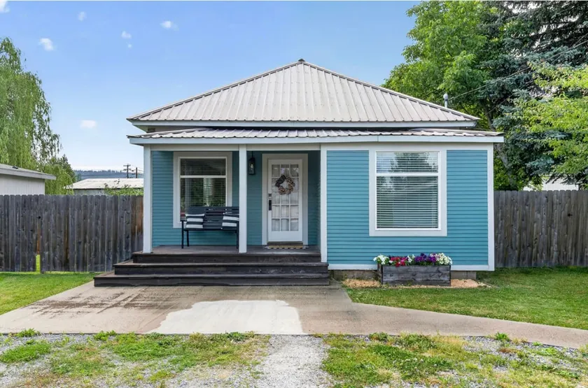 The Blue Cottage - Image 1