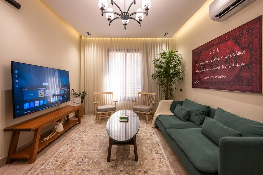 Stylish Central Studio with workspace & King Bed - Image 1