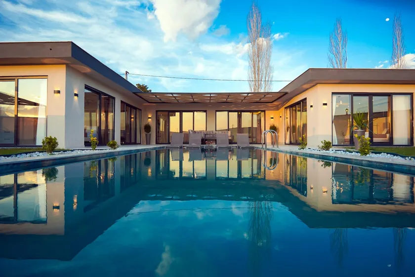 Luxury villa with a conservative jacuzzi - Image 1