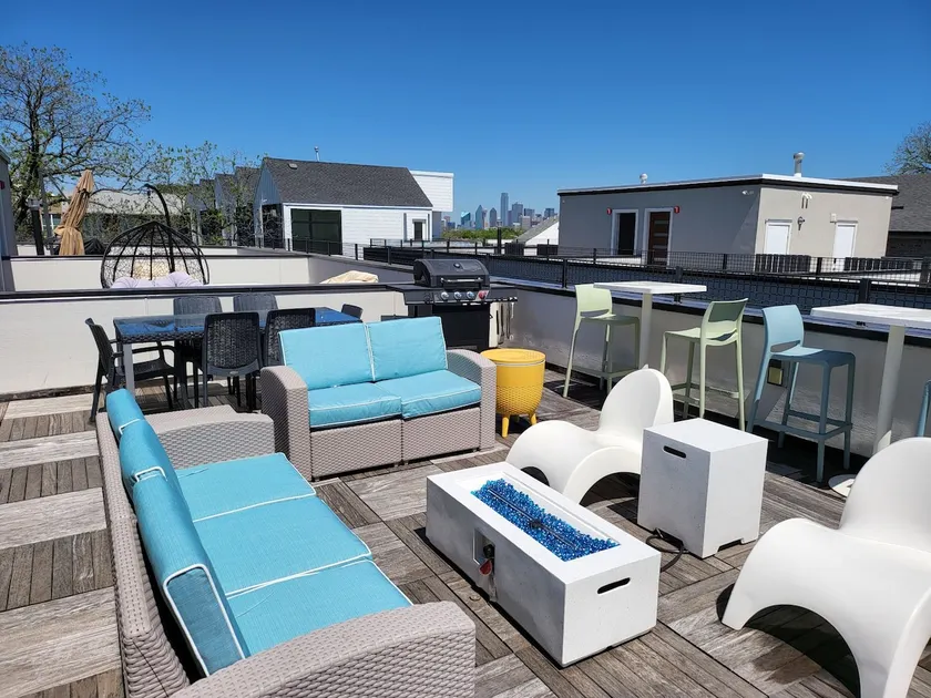 Social Rooftop House w/King bed & 2 garage parking - Image 1