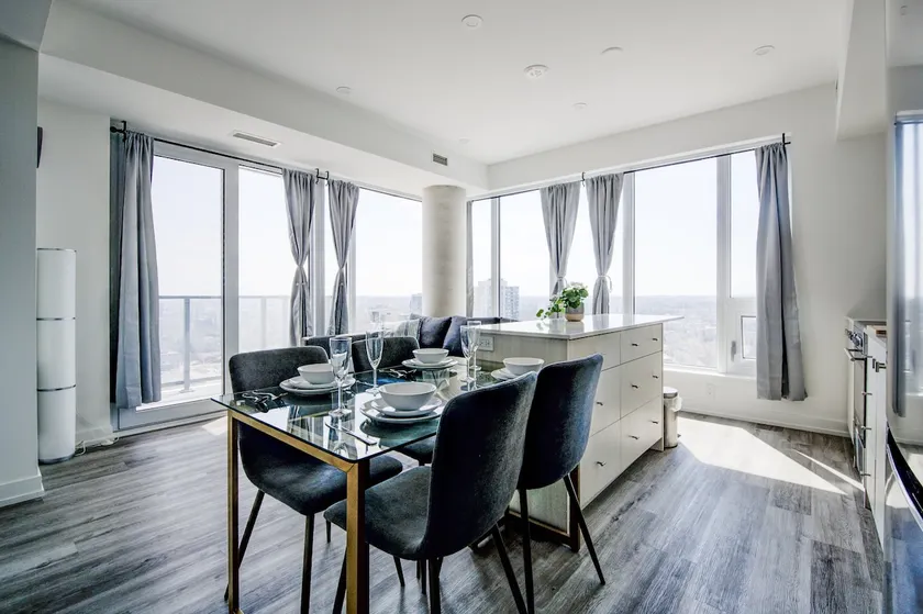 Open concept with city views - Image 1
