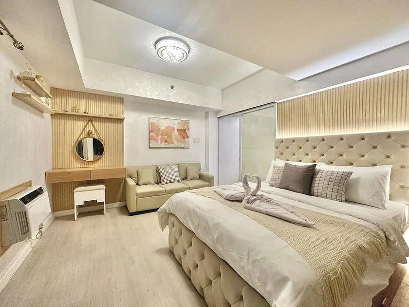 Royale Suite 1-BR Unit | Big Balcony Pool View - Image 1