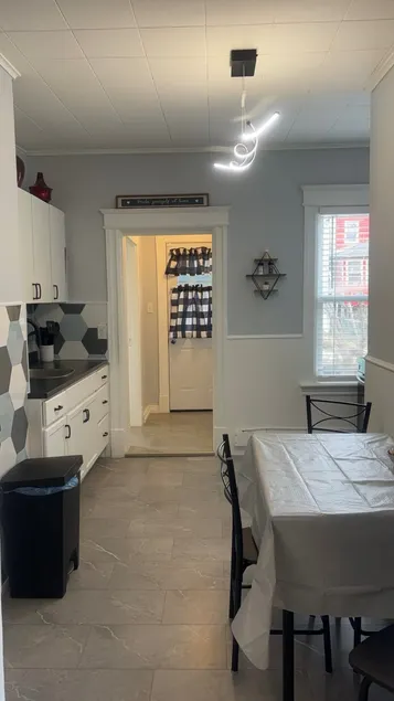 Ambie's Airbnb- 1 Bedroom Apartment - Image 1