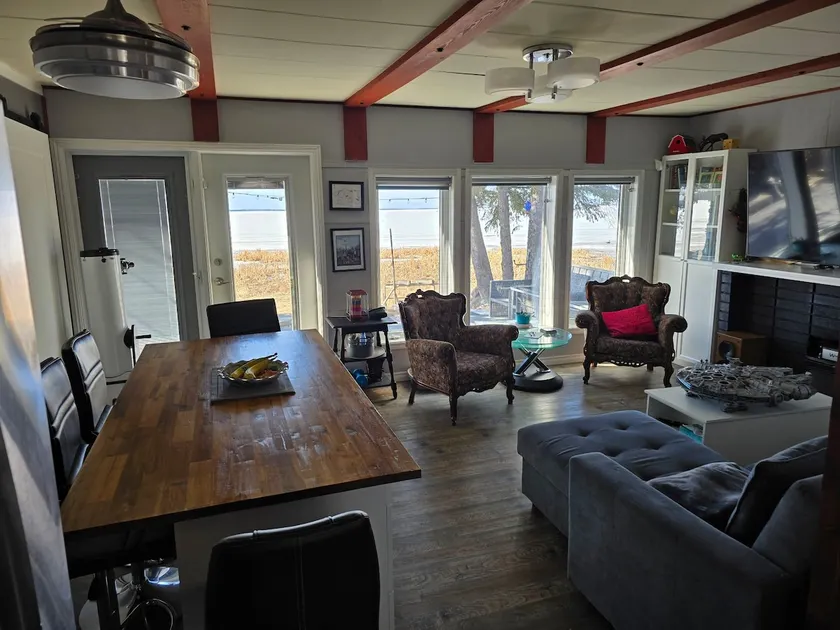Water Front Cabin. - Image 1