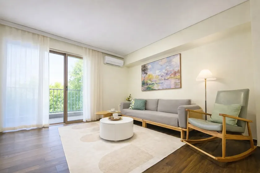 200m from the subway station, free parking, 15 minutes from the airport, large balcony, two bedrooms - Image 1