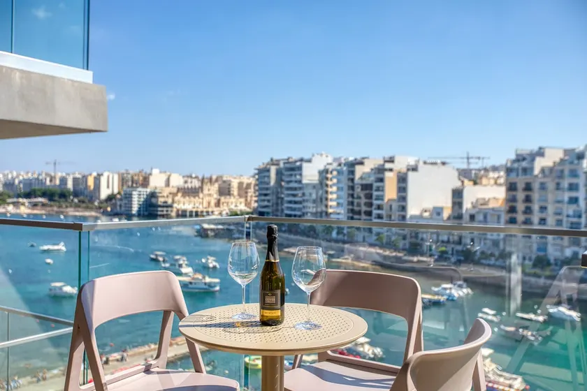 Spinola Gem | Stylish 1BR Near Bars & Restaurants - Image 1