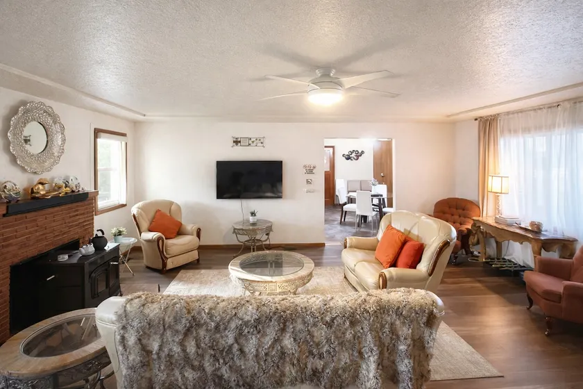 Lovely 2BR, patio, free parking - Image 1