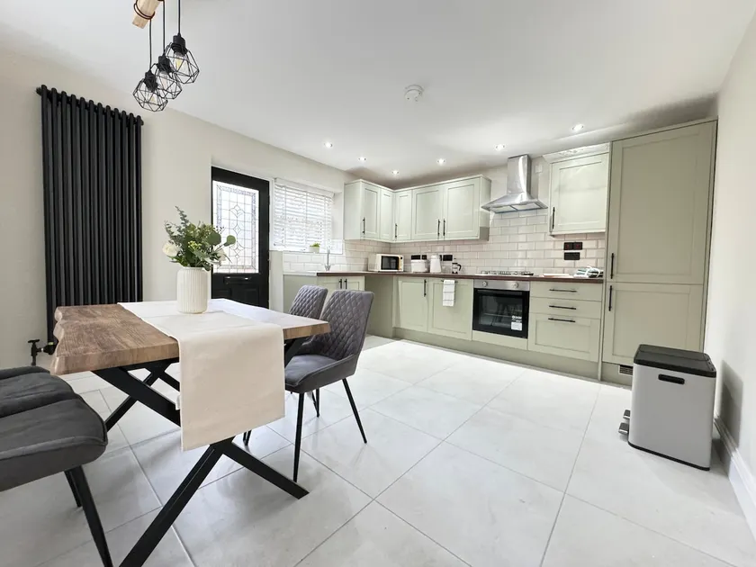 Plush Leeds Bungalow, Free Parking - Image 1
