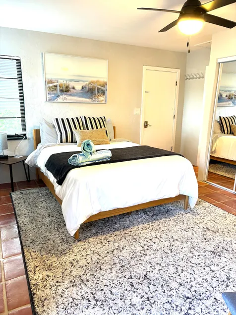 Lido-Key- Tiny, Yet Charming Studio-B - Image 1