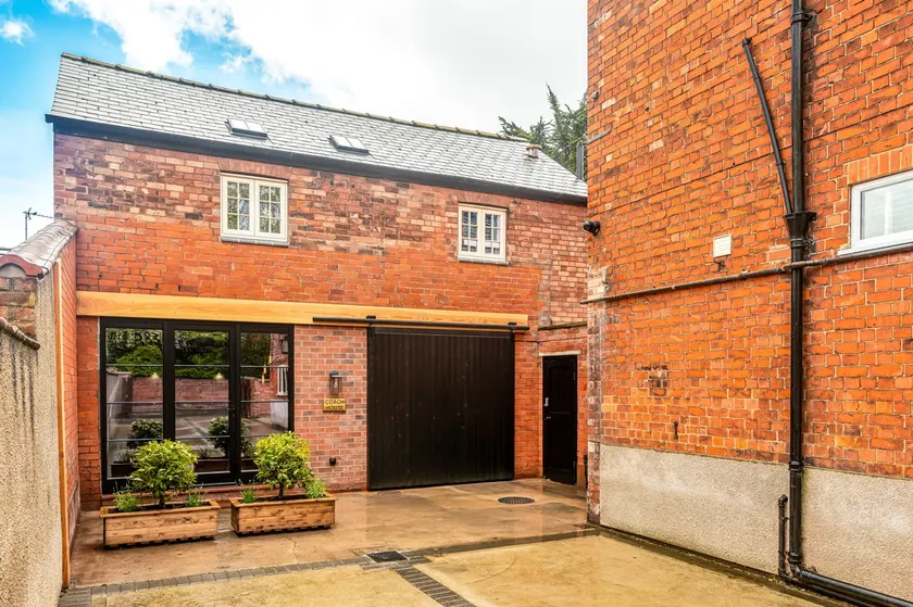 WorkAway: Chic 2-bed Coach House - Image 1