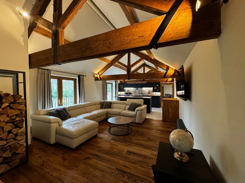 Ski lodge style chalet with hot tub & sauna - Image 1