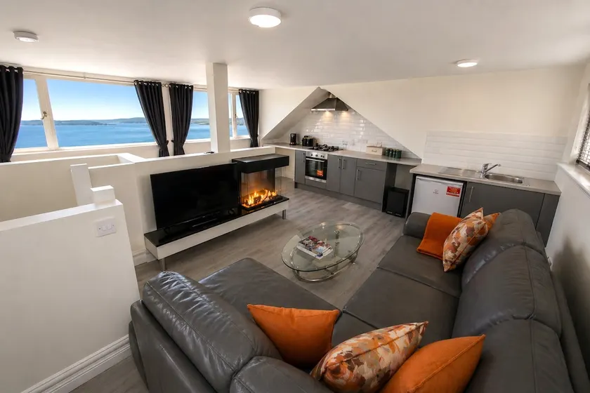 Unit 6 Penthouse Apartment With Harbour & Island Views - Image 1