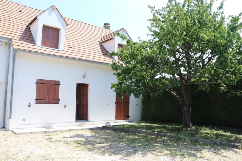 Beautiful home with free parking - Image 1