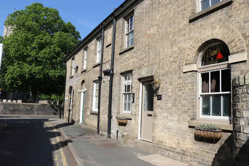 A beautifully appointed property with steam cabin - Image 1